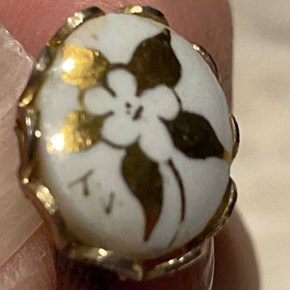 Handpainted Floral Earrings Vintage Signed White Gold pierced cameo style - Picture 5 of 9